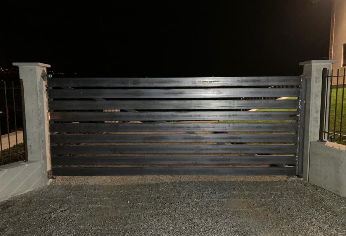 Cancello a doghe grezzo