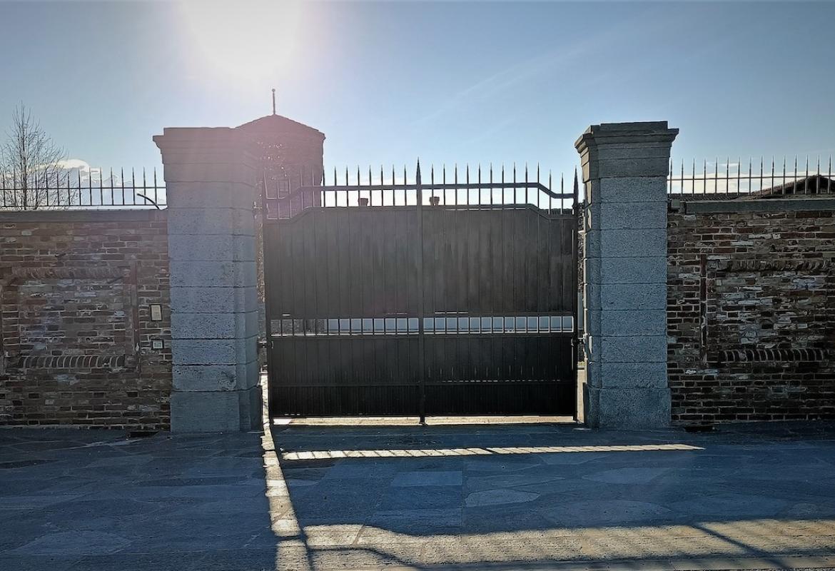 Cancello a due ante cieco grezzo