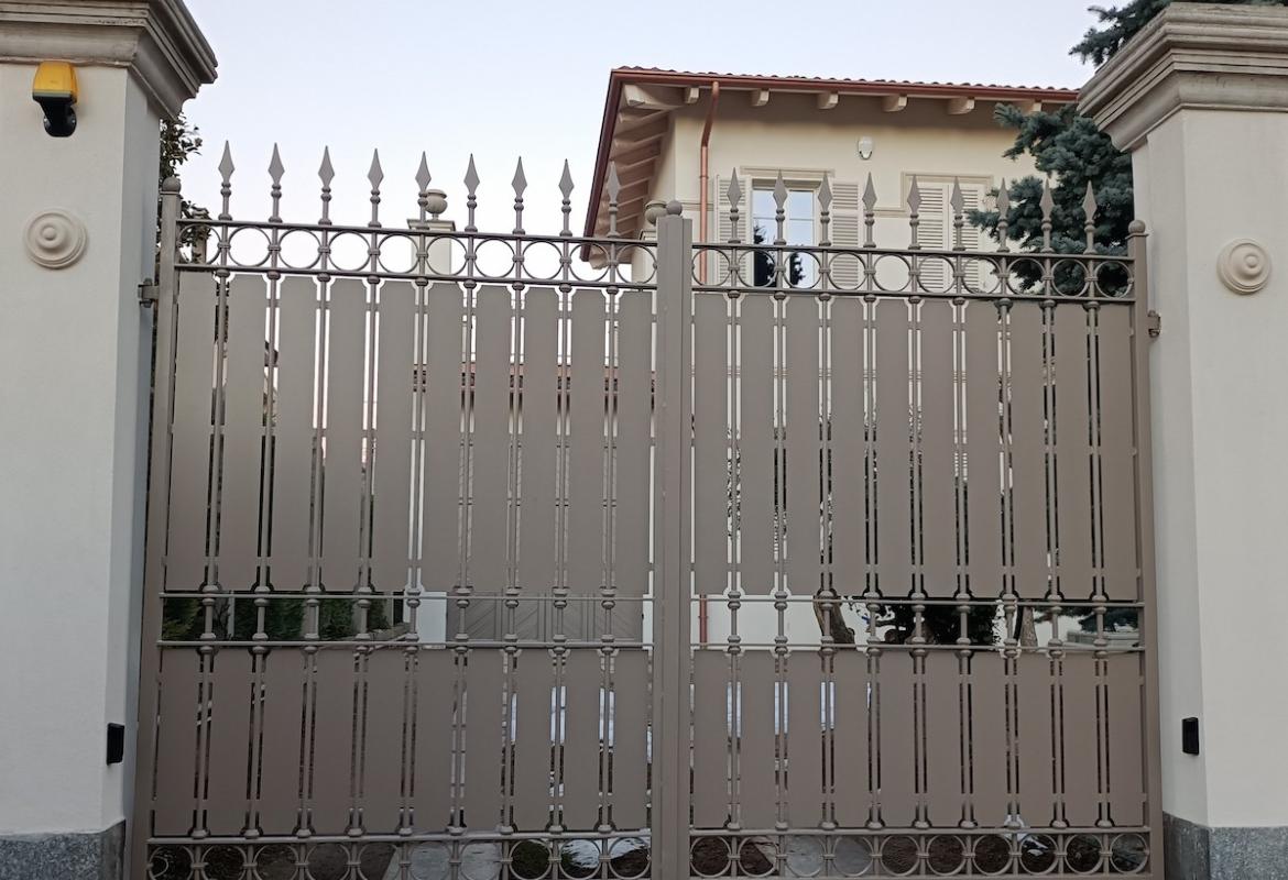 Cancello a due ante con inserti in lamiera