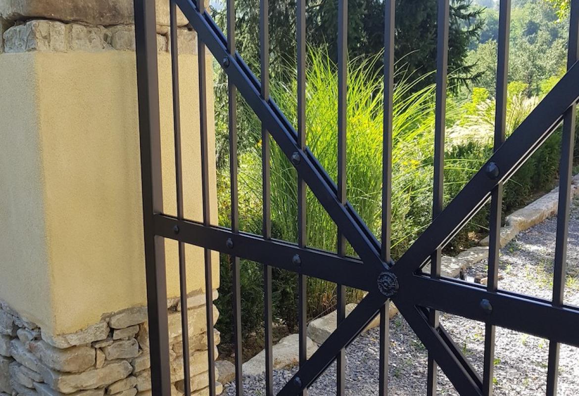 Cancello a due ante nero 2