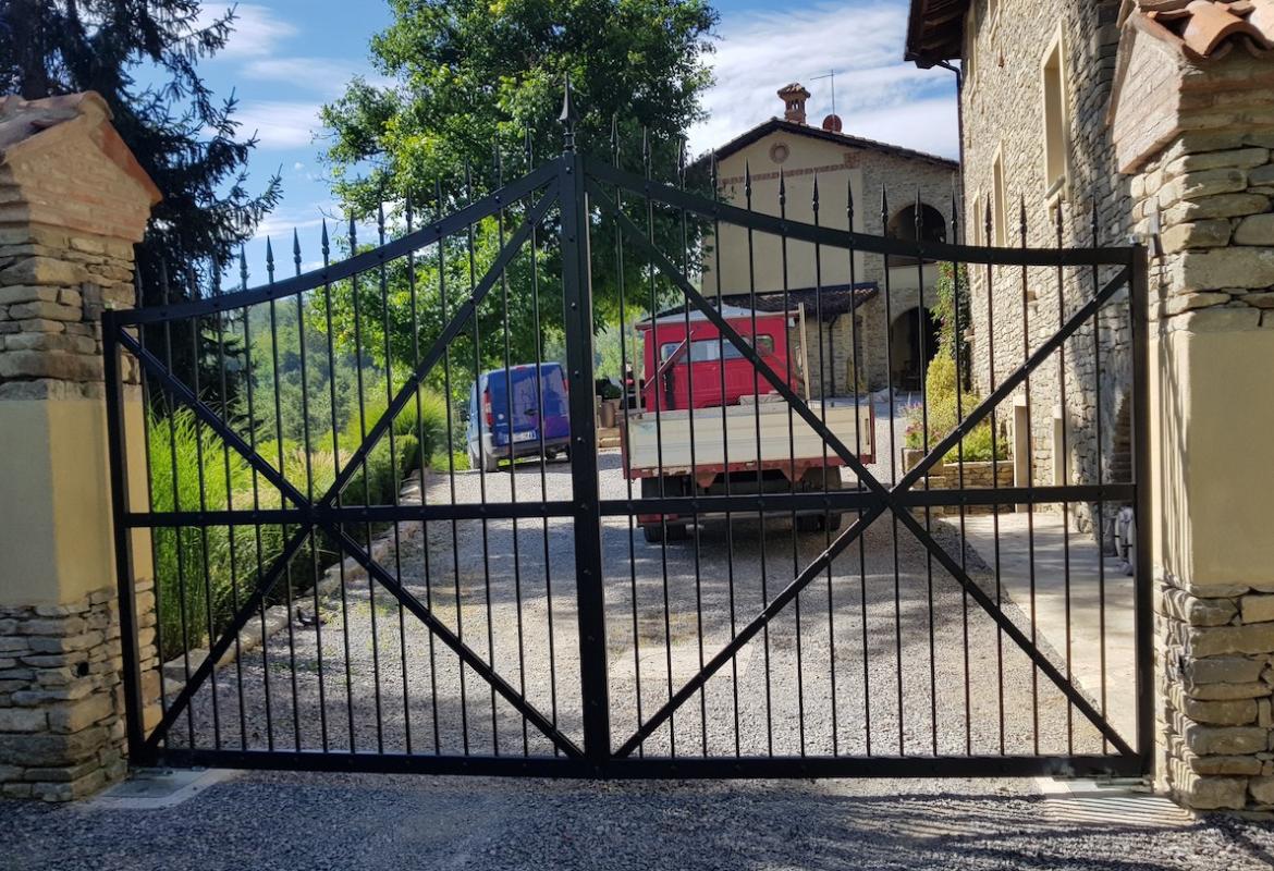 Cancello a due ante nero