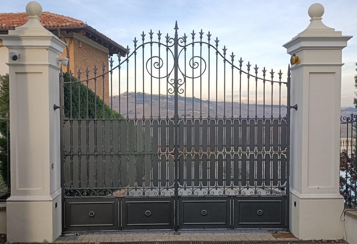Cancello con inserti in lamiera 2