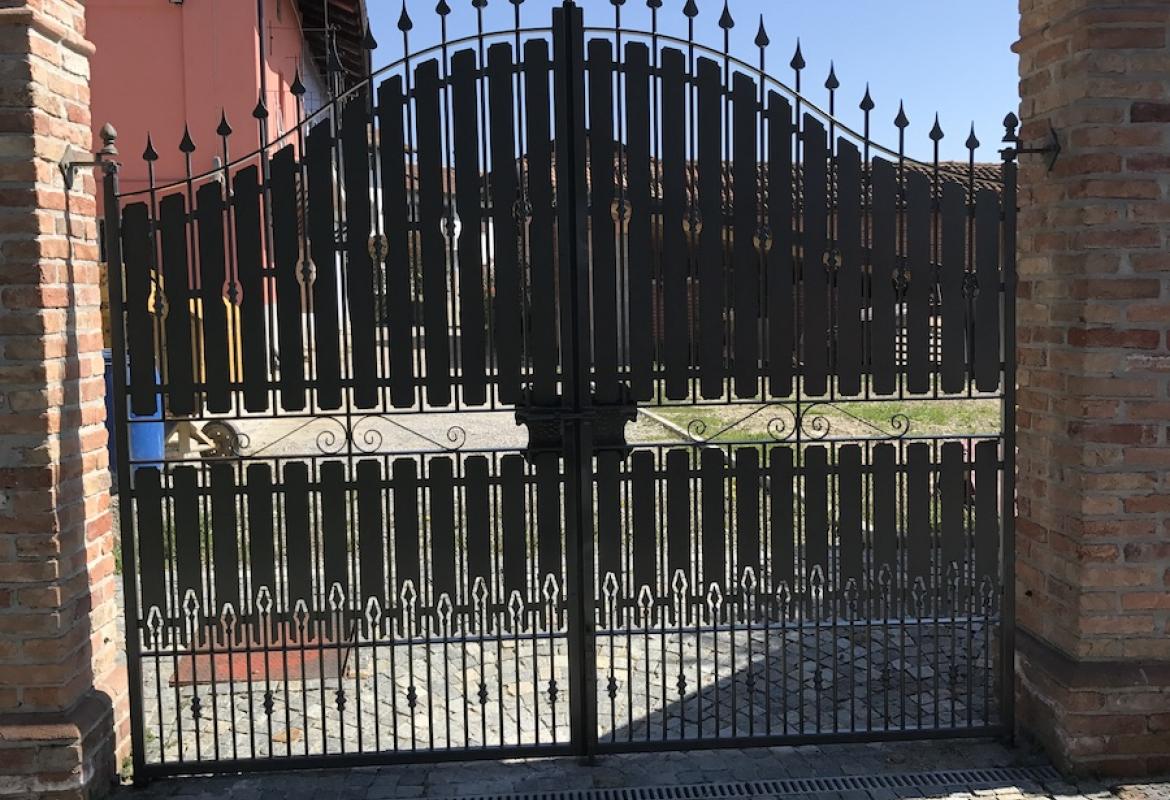 Cancello con inserti in lamiera 3