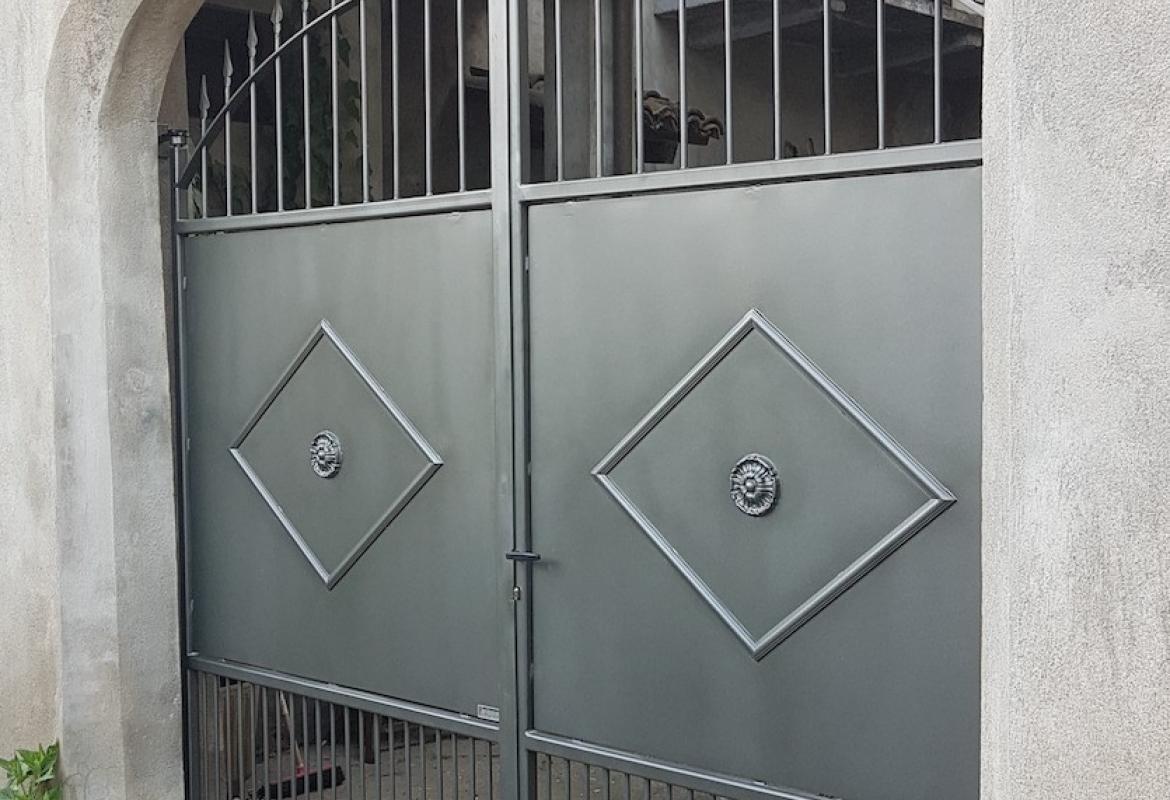 Cancello con inserti in lamiera antracite 2