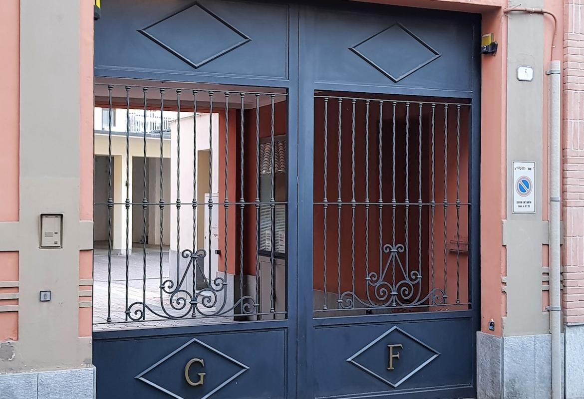 Cancello con inserti in lamiera antracite 3