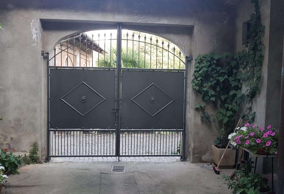 Cancello con inserti in lamiera antracite