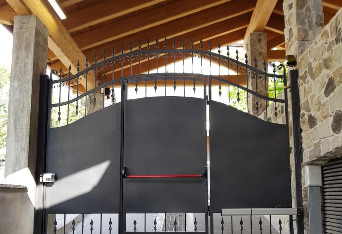 Cancello con portina inserita