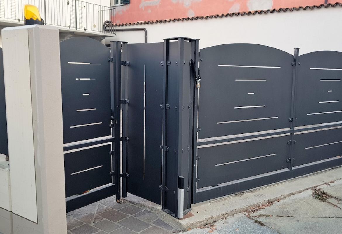 Cancello e portina pedonale in lamiera tagliata a laser