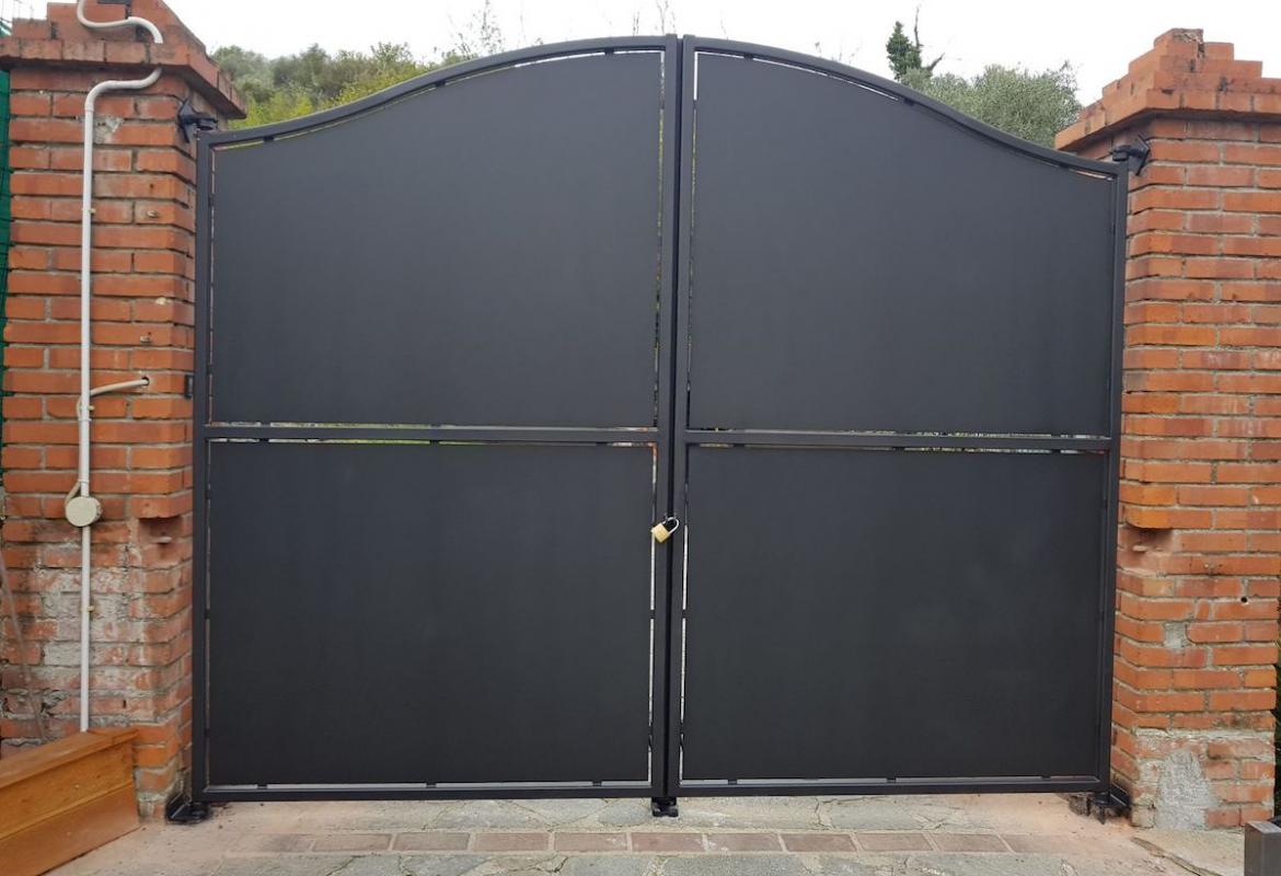 Cancello in lamiera con inserti INOX 2