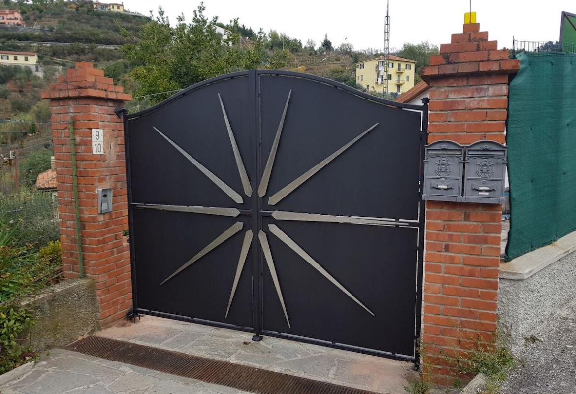 Cancello in lamiera gon inserti INOX