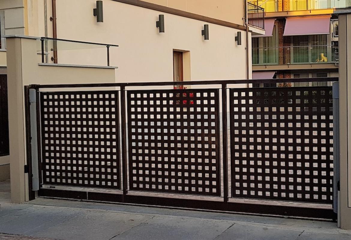Cancello scorrevole con lamiere forate