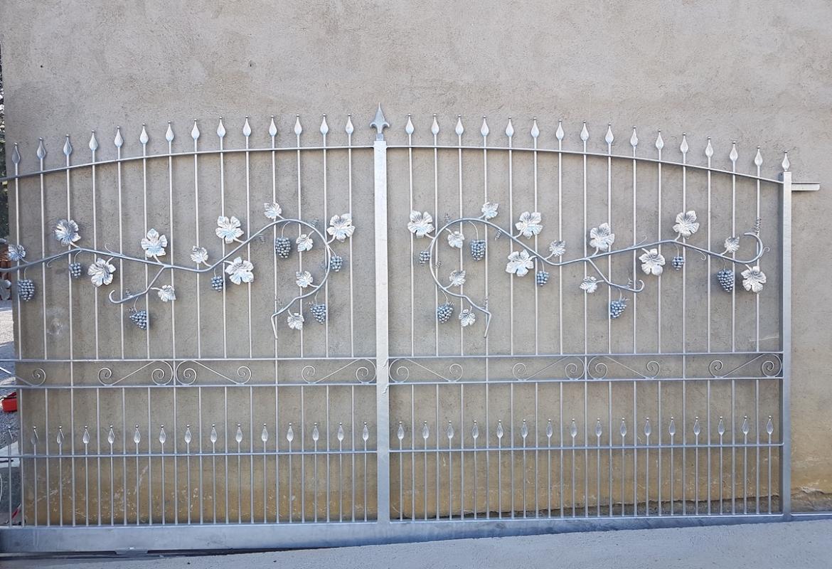 Cancello scorrevole zincato con grappoli