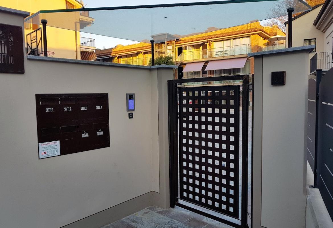 Portina pedonale con lamiere forate