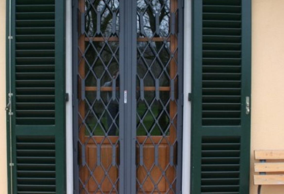 inferiata estensibile a due ante ribaltabili