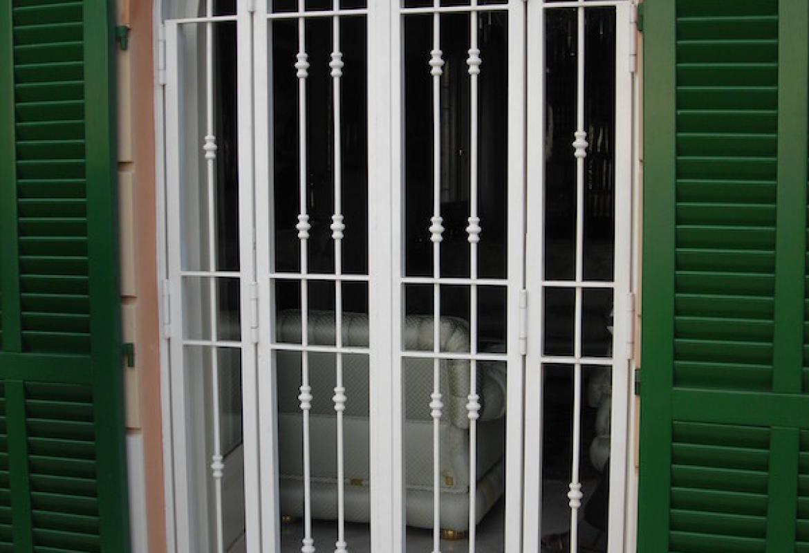 inferiata pieghevole a due ante ad arco