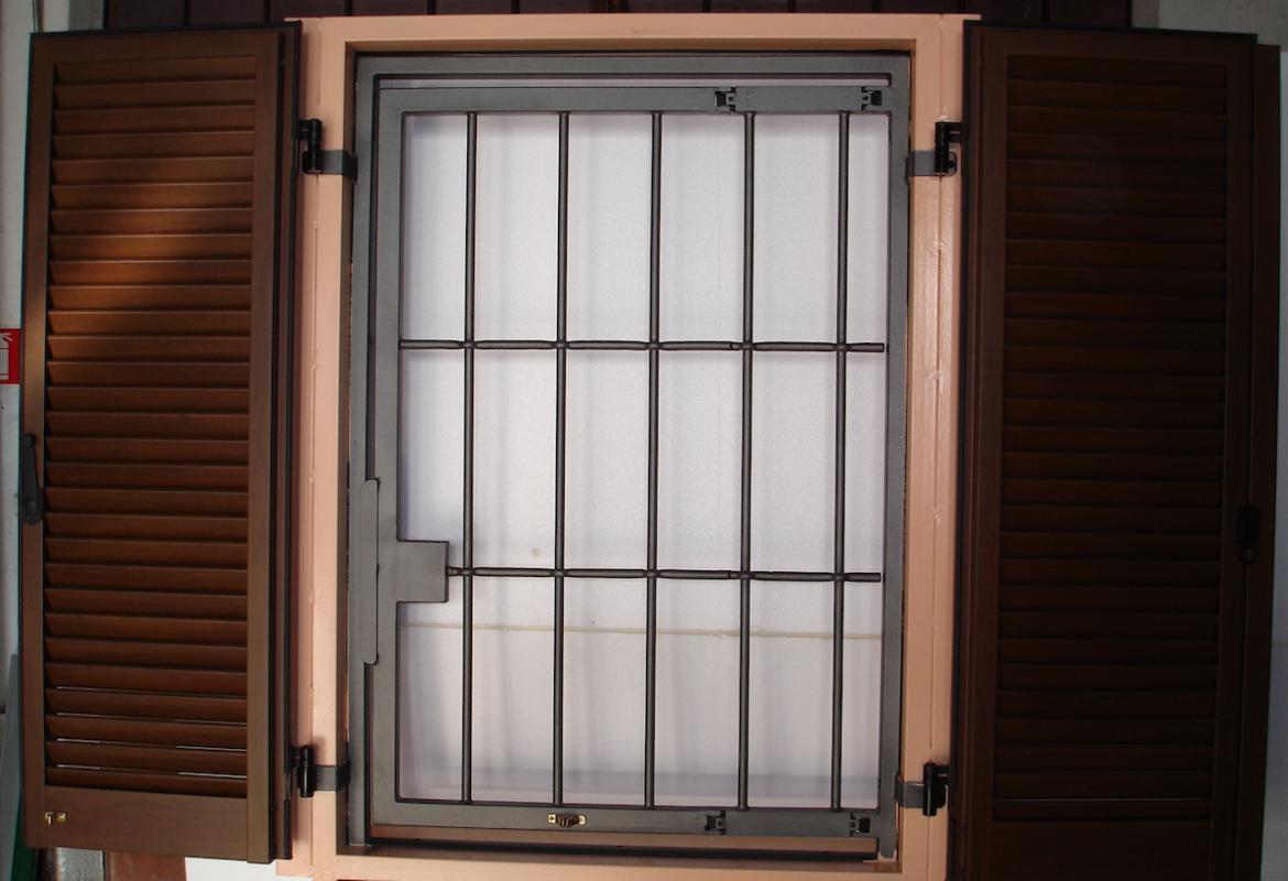 inferiata pieghevole ad un anta (vista esterna)