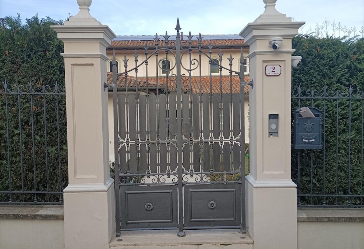 Portina pedonale con inserti in lamiera 2