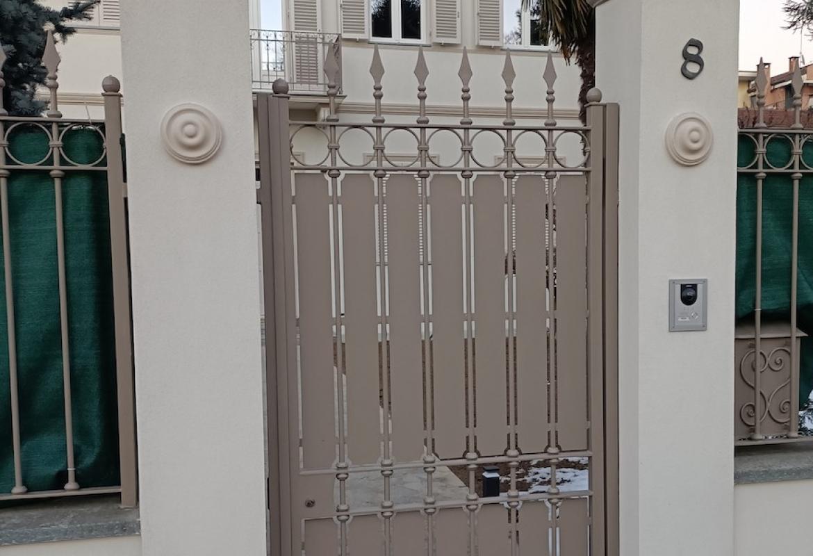 Portina pedonale con inserti in lamiera