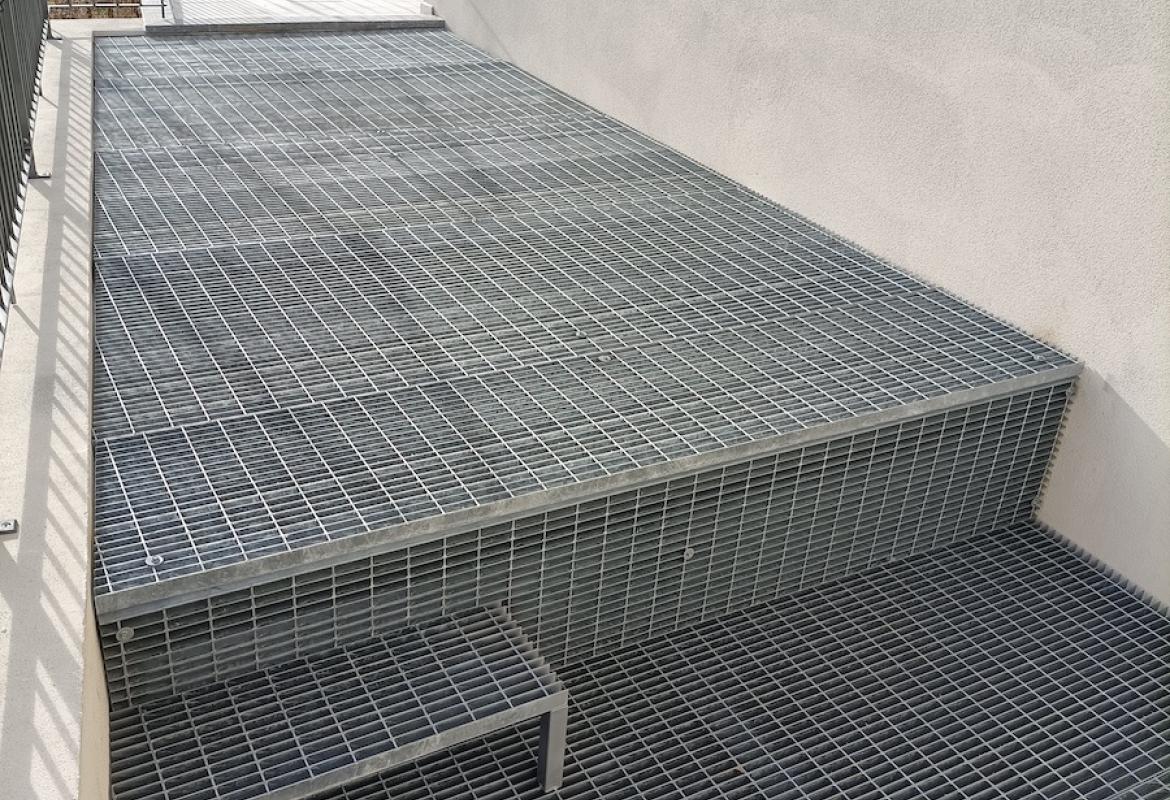 struttura con grigliato zincata